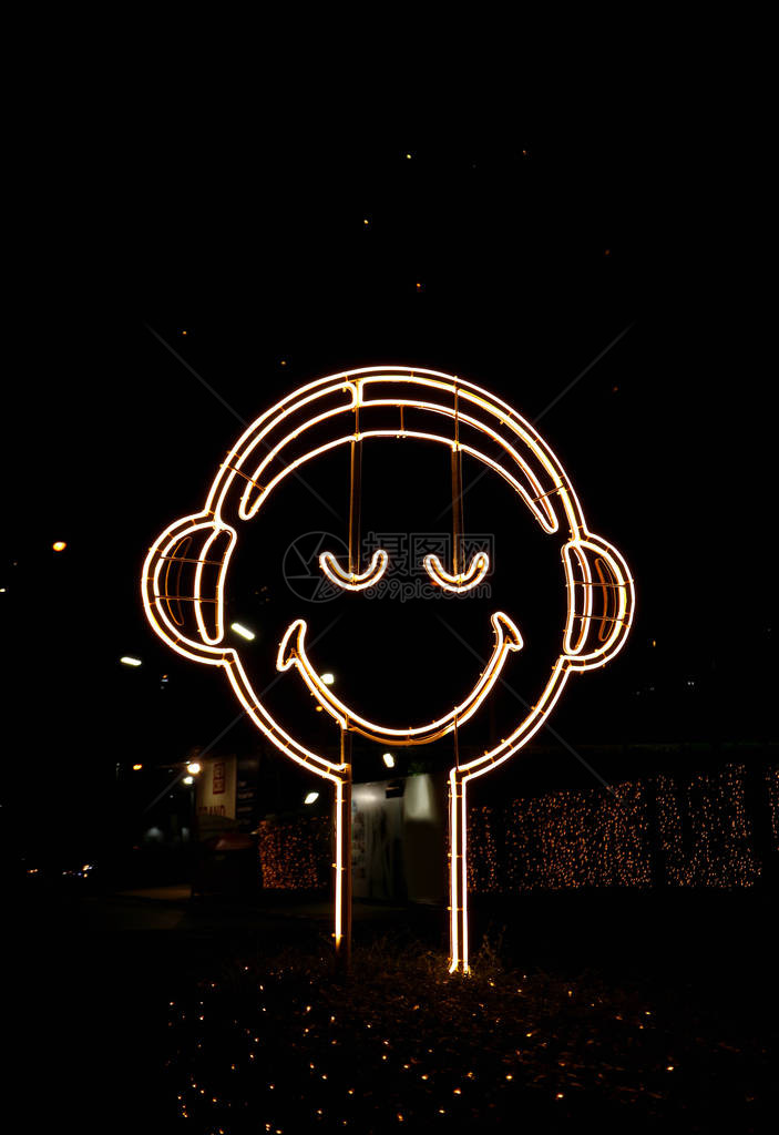 晚上街边快乐笑脸霓虹灯的垂直形象图片