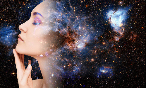 女脸部和宇宙星系的抽象图图片