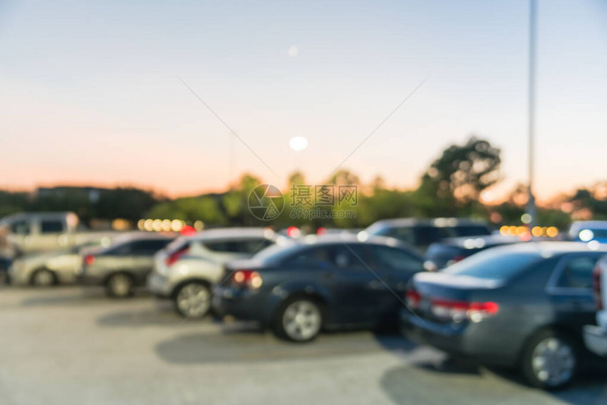 美国德克萨斯州休斯顿现代购物中心的抽象模糊停车场图片