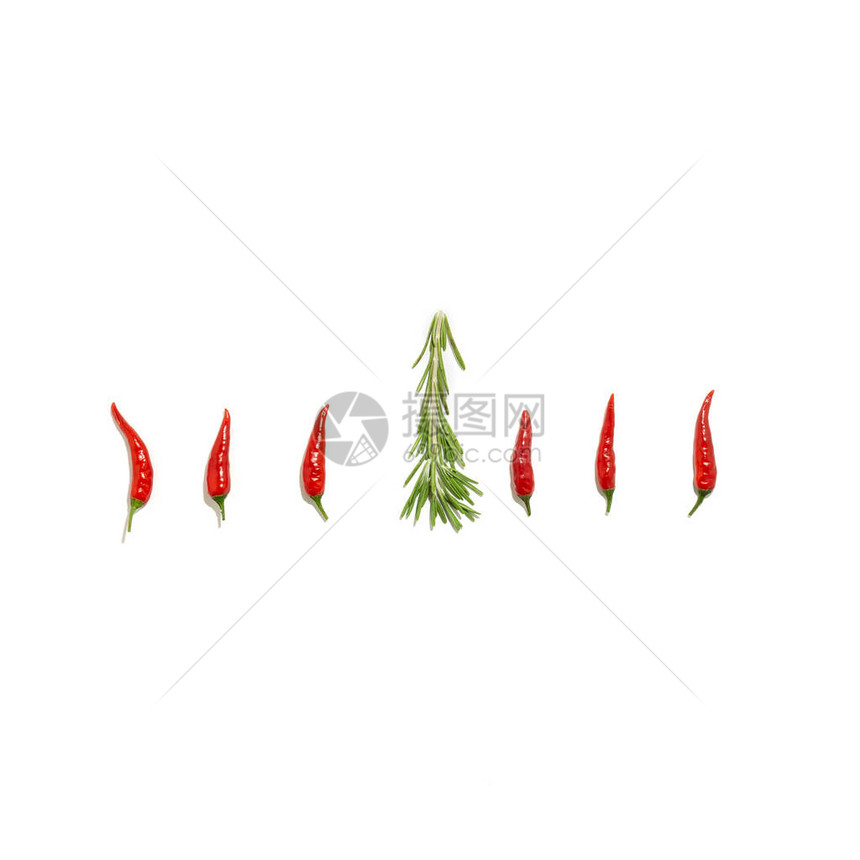以蜡烛和云杉的形式抽象圣诞节背景由迷迭香和辣椒在白色背景上制成食品概念图片