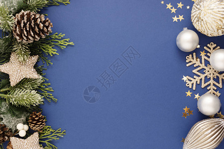 圣诞蓝色抽象背景与银色小玩意和冷杉树枝在蓝色背景圣诞节和图片