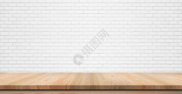 白砖墙背景上的空木桌顶柜台或架子背景图片