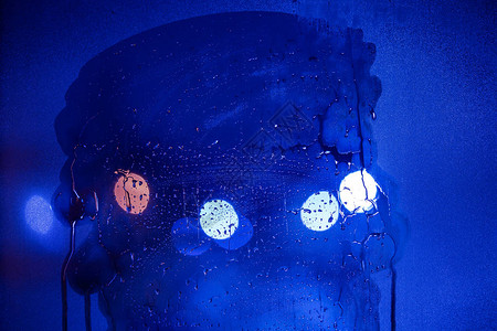 蓝调深夜街道灯光bokeh的抽象背景图片