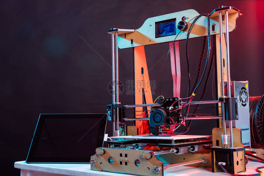 在学校实验室工作期间的电子三维塑料打印机3D打印机图片