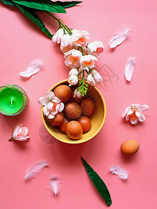 复活节彩蛋柳树白春花束粉色黄杯盘静物绿色黄红装饰现代抽象图片