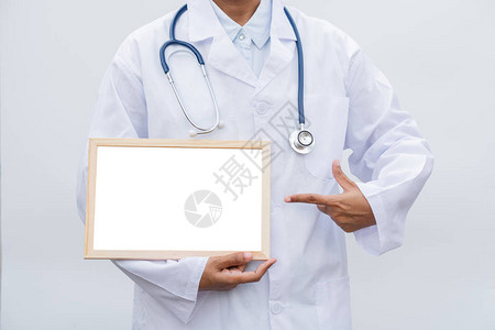专业女医生在白色孤立的背景和指向白色空白板的白大褂医疗保健科学和医图片