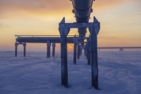 日落背景下的天然气管道起重机和天然气和石油运输天然气图片
