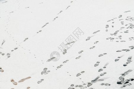 雪中人类足迹的抽象图片