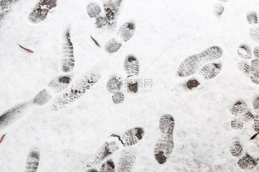雪中人类足迹的抽象图片