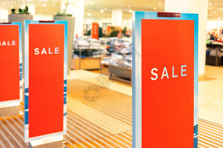 零售商场入口的防窃听门传感器上贴着红色明亮销售字条横幅图片