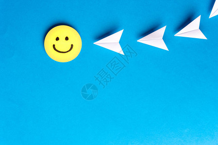 黄色快乐的笑脸和蓝背景的纸机图片