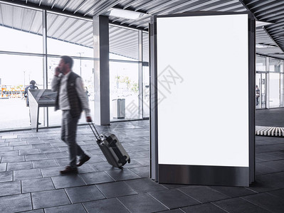 MockupBlankBanner光箱媒体广告在火车站与商人一图片