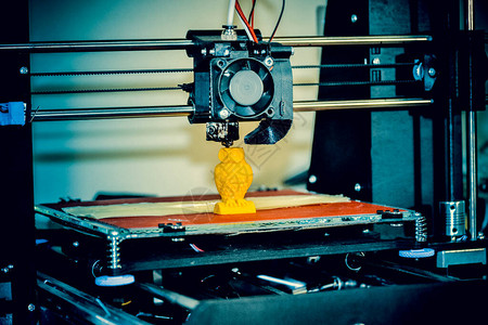 现代3D打印机打印人物特写复制空间自动三维3d打印机在实验室中执行塑料黄色建模先进的现代添加背景图片