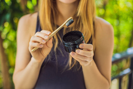 丝瓜油馓子年轻女子刷牙使用活炭粉刷牙和美白牙插画