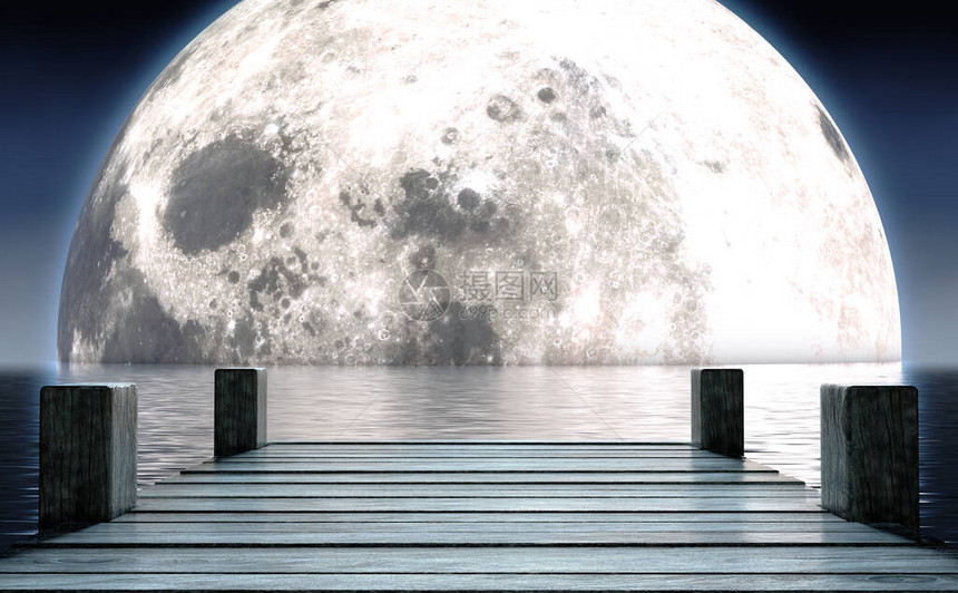 木制船的倾斜堤在平静的水面上旋转夜里满月升起地平图片