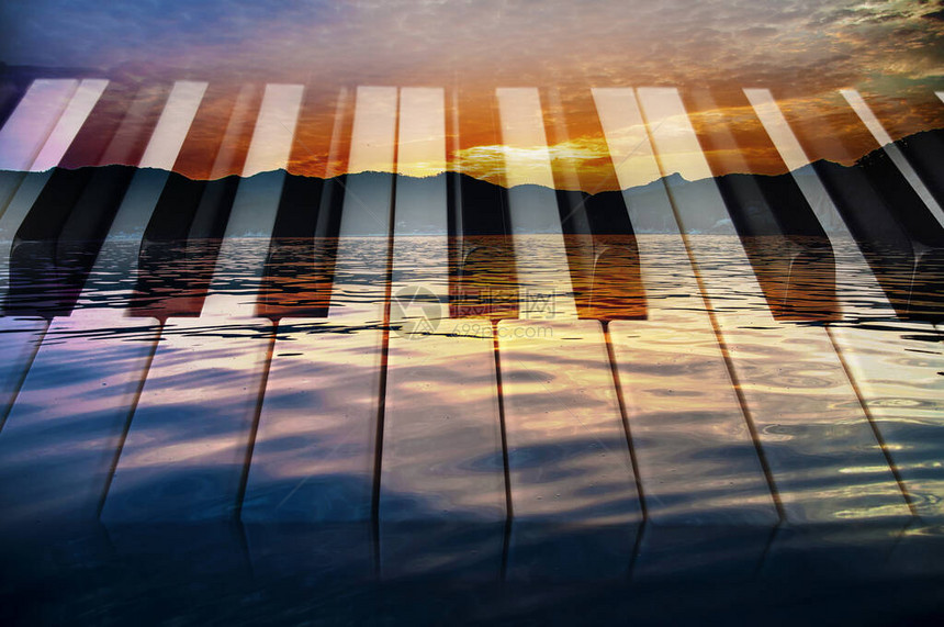 古典音乐背景照片钢琴键和海景日落双图片