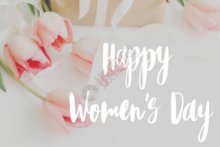 粉红郁金香上的妇女节快乐文字背景图片