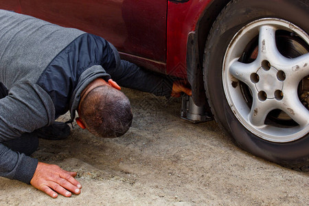只换不修汽车修理工用电动螺丝刀在外面换轮胎汽车服务手更换车轮上的轮胎插画