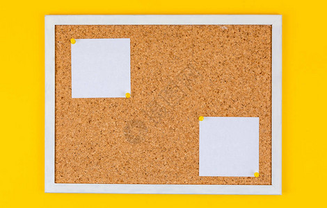 cork版板上的抽象纸笔记添加文本信息或设计网站的空白便条黄色背景图片