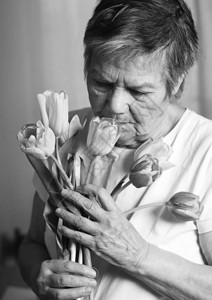 一位老妇手捧着一束鲜花母亲节妇女节或祖母节插图的想法老人日照顾老图片