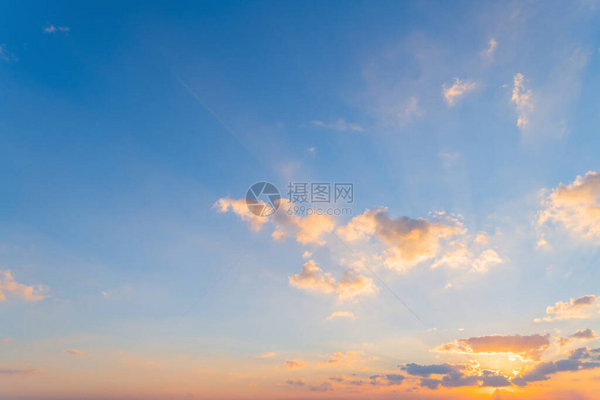 夕阳的天空抽象的自然景观背景黄昏时分戏剧蓝色和橙色图片