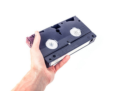 移交老式VHS盒式磁带握在手中旧的复古盒式磁带正在交给某人在白色上隔离过时的视频技术抽象概念复古色彩空间霓虹灯明亮充插画