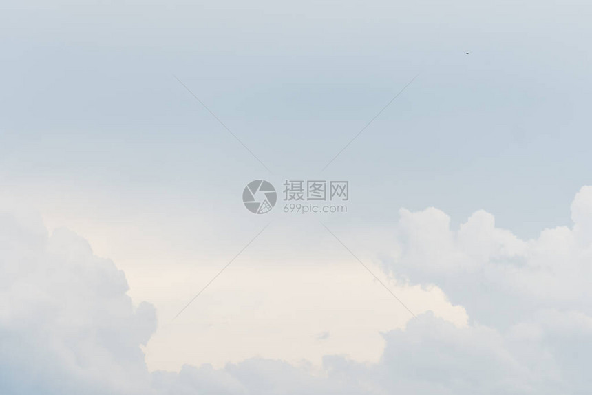 复制夏季空间蓝色天空和白云抽象背景info图片