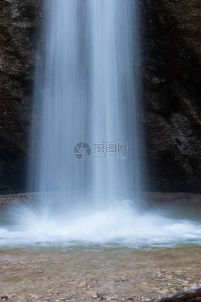 瀑布的模糊水关闭长时间曝光的美丽抽象水画水的垂直流动近距离冬季瀑布遮图片