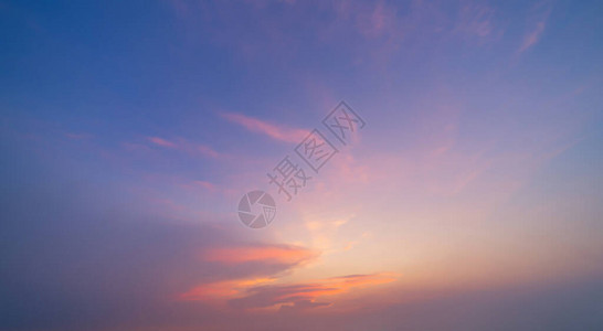 夕阳的天空抽象的自然景观背景黄昏时分戏剧蓝色和橙色图片