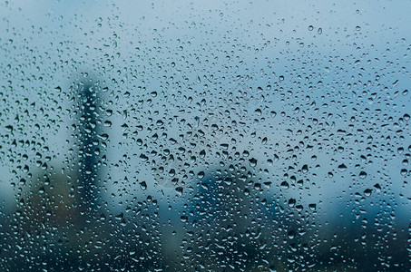 雨季玻璃窗上的雨滴抽象和背景概念的图片