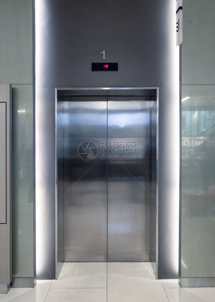 关闭的电梯门在大堂酒店里闪发光图片