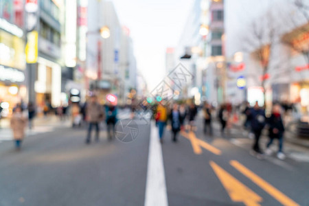 日本东京新宿的抽象模糊购物街作背景图片