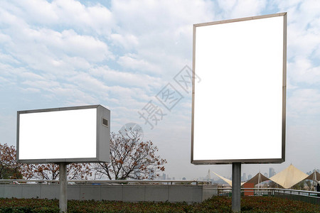城市街道上的空白广告牌背景图片