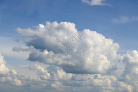 波兰格但斯克风景蓝天和美丽的云彩夏季海报的平原风景背度插画