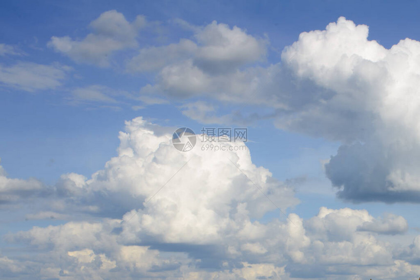 蓝天和美丽的云彩夏季海报的平原风景背度图片