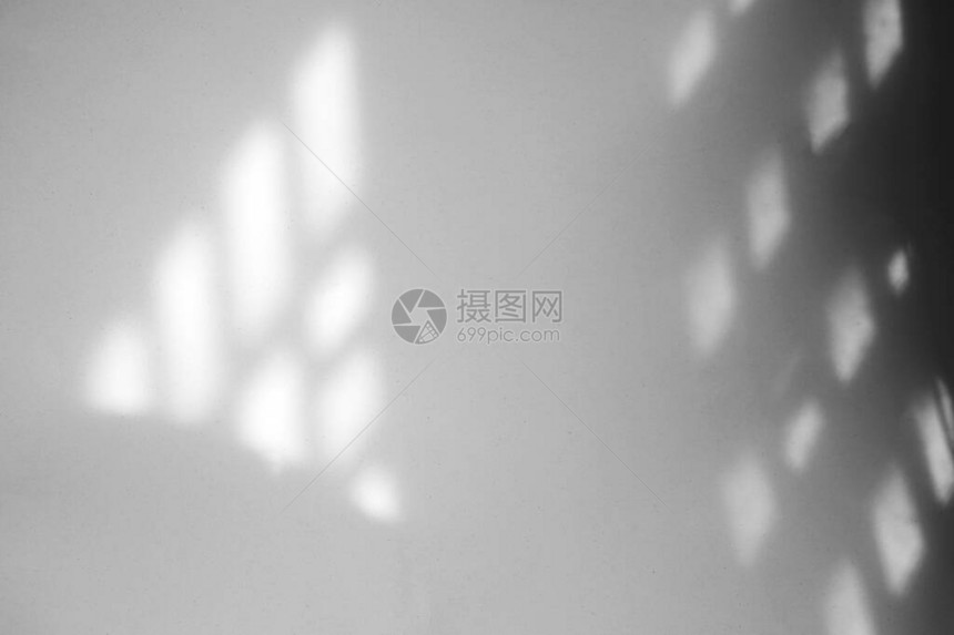 白色纹理背景上的窗口自然阴影叠加效果图片