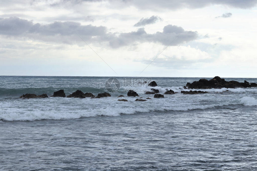 塞浦路斯帕福斯附近风暴期间的风雨如磐的大海浪拍打着从海面突出的岩石水滴飞到两米高抽象的图片