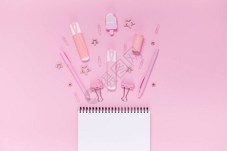 返回学校的概念笔记铅笔盒文具和学校用品顶水平视图复制粉色抽象背图片