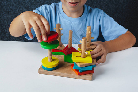 孩子玩蒙台梭利游戏孩子收集木制玩具分拣机多彩姿的几何形状图片