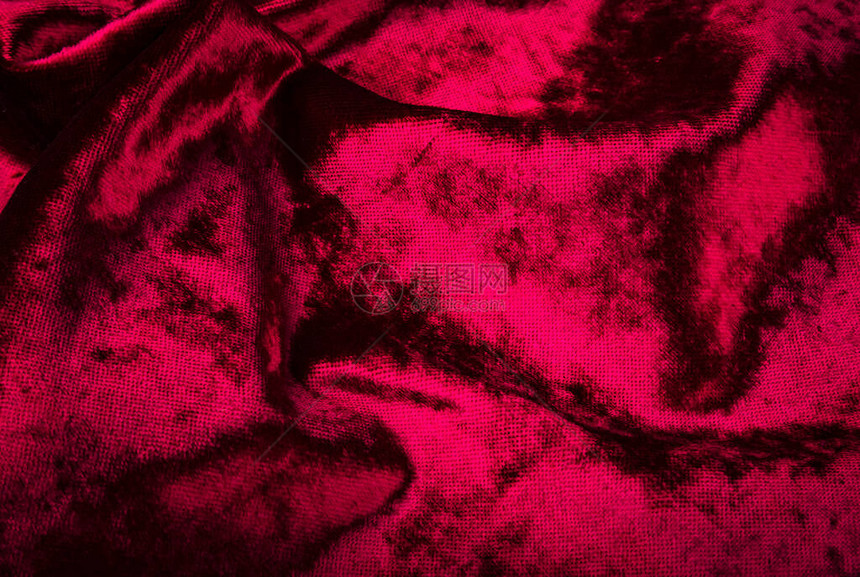 抽象的红色紫皱褶天鹅绒织物背景纹理图片