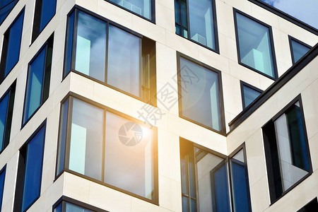 玻璃镜像办公大楼的表面结构图片