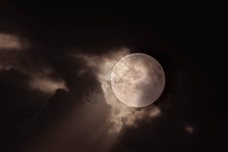 有光束的阴天满月夜图片