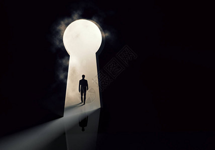 工商界人士站在钥匙洞门概念前面的光环阴设计图片