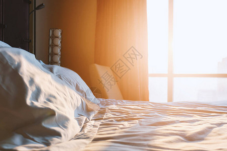 卧室的阳光照亮时在幕后温柔图片