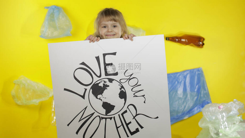 印有回收标志的童女活动家持有令人鼓舞的抗议海报爱你的母亲图片