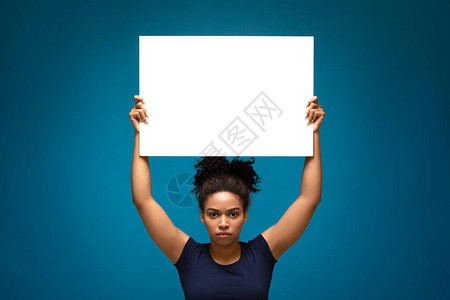 公共示范概念非洲裔美国妇女用空白标语牌空白文本空间蓝色工图片