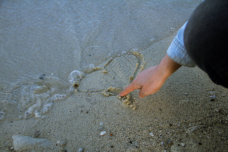 一颗心在沙子里图片