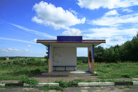 巴士站位于村郊风景秀丽俄罗斯和图片