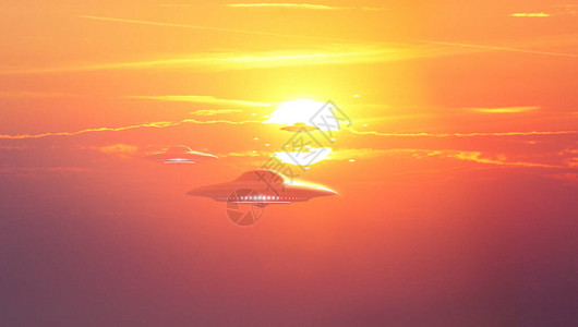 船队在橙色天空的美丽日落前飞生酱入侵概念艺插画