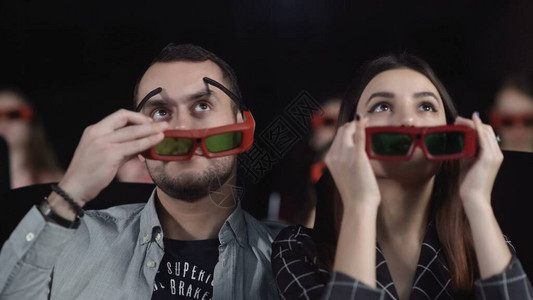 三维眼镜中的一对夫妇在电影院PHOTO哭图片
